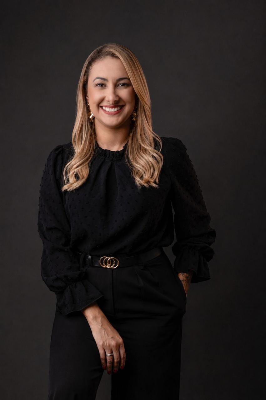 Retrato profissional da advogada Pamela Neves em traje formal